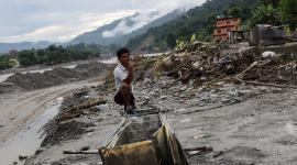 Un hombre reacciona en una carretera cubierta de barro tras mortales inundaciones repentinas y un deslizamiento de tierra, en el distrito de Nuwakot, Nepal