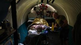 Esta fotografía, facilitada y difundida por el servicio de prensa de la 65.ª Brigada Mecanizada Independiente de Ucrania el 12 de septiembre de 2026, muestra a un equipo médico de la brigada prestando asistencia sanitaria a un militar ucraniano gravemente herido en un punto de estabilización en la región de Zaporiyia, en el contexto de la invasión rusa de Ucrania.