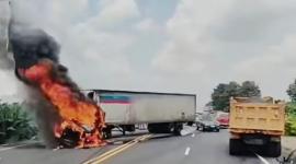 Un tráiler se incendió tras un choque múltiple en Babahoyo, este sábado 12 de septtiembre de 2026