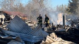 Los bomberos inspeccionan el lugar tras un incendio en una residencia de ancianos que dejó 16 muertos, en Pitrufquén.