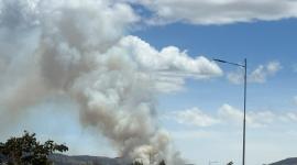 Una columna de humo se observa desde el Parque Bicentenario, en el norte de Quito, este 13 de septiembre de 2026.