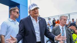 Durante su visita a Irlanda, Trump arremete contra los críticos de la IA, calificándolos de "fuerzas negativas".