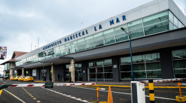 Autoridades intervinieron en el aeropuerto tras el fallecimiento de una mujer en un avión.