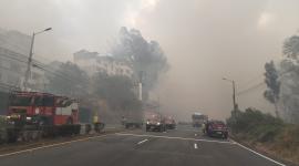 El incendio de este domingo 13 de septiembre provocó el cierre de la vía Oriental.