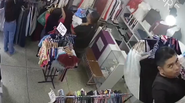 Hombre con un niño en brazos es captado mientras roba un celular en un local de Sangolquí.