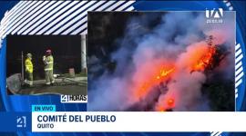Personal del Cuerpo de Bomberos trabaja en la línea de fuego para controlar las llamas registradas en este sector del norte de la capital. Un reportaje de Nathalie Jiménez