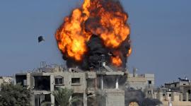 El humo y el fuego se elevan tras un ataque israelí contra una vivienda en Khan Yunis, al sur de la Franja de Gaza.
