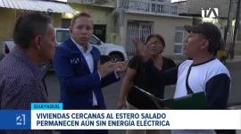 Moradores de las riberas del Estero Salado exigen la intervención urgente de CNEL y del Municipio ante el colapso de las redes eléctricas e inundaciones. Un reportaje de Ever Moreira