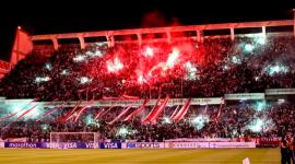 Hinchada de Liga Deportiva Universitaria recibe al equipo con pirotecnia, luces, banderas y canticos previo aun encuentro.¿ de fútbol.
