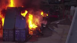 Los bomberos combaten el incendio en el lugar del fatal accidente de helicóptero en Los Ángeles.