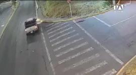 Delincuentes aprovecharon el descuido del propietario para llevarse la moto, vecinos aseguran que los robos se han vuelto frecuentes en el barrio. Un reportaje de Gustavo Jaramillo