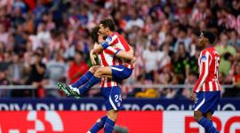 El defensa español del Atlético de Madrid, Robin Le Normand (n.º 24, izq.), celebra el tercer gol de su equipo con su compañero, el centrocampista español Koke (n.º 6), durante el partido de la liga española.