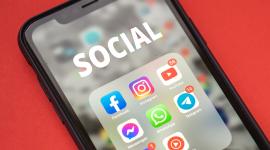 La Unión Europea propone prohibir el acceso a redes sociales a menores de 13 años.