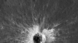 Así luce el nuevo cráter en la superficie lunar, captado por la cámara del Orbitador de Reconocimiento Lunar