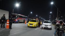 La primera noche del toque de queda dejó operativos en Guayas, El Oro, Manabí y Los Ríos, con detenidos, decomiso de armas, droga y dinero en efectivo.