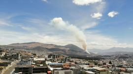 Bomberos de Quito trabajan en el sector del Casitagua para controlar el incendio forestal.