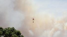 Bomberos combaten simultáneamente dos incendios forestales en Quito este jueves 17 de septiembre.