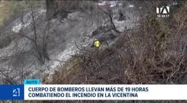 El fuego continúa activo en este sector del centro norte de Quito, donde personal de socorro despliega labores para sofocar las llamas. Un reportaje de Gustavo Jaramillo