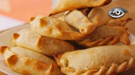 No importa el tamaño, la hora o el origen; un solo bocado de esta tradición cruje y nos devuelve directo a la mesa familiar. Entre migraciones y secretos de cocina, la empanada se reinventa todos los días. Hoy celebramos ese viaje infinito de sazón que se ha ganado un lugar inamovible en el corazón del mundo, especialmente de los latinoamericanos.
