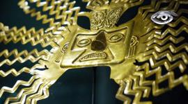 Detrás de su brillo deslumbrante se esconde una historia de saqueos que casi borra su legado y un dominio artesanal que desafió al tiempo. Descubrimos los enigmas de la cultura Tumaco-La Tolita, que sorprendentemente, miles de años atrás dominó el arte de la metalurgia.