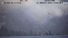En el sector de Casitagua, los bomberos ejecutan labores de contención por aire y tierra para evitar que el fuego se propague hacia viviendas aledañas.
