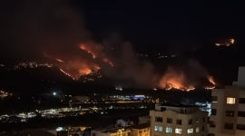 Incendio en el cerro Casitagua permanece activo, según informó el Municipio de Quito.