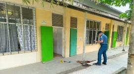 Un policía está en una escuela secundaria en la ciudad de Banga, Cotabato del Sur, en la isla sureña de Mindanao, el 18 de septiembre de 2026.