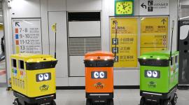 Contenedores de basura robóticos móviles durante las pruebas realizadas en el complejo de transporte de la estación de Shinjuku en Tokio