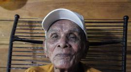 José Flores, de 119 años, considerado el hombre más longevo de Costa Rica, posando en su casa en Sardinal.