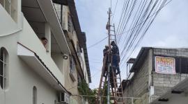 Un funcionario municipal quedó suspendido junto a un poste tras recibir una descarga eléctrica en Sauces 9, en Guayaquil. Bomberos logró rescatarlo y trasladarlo a una casa de salud.