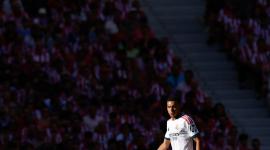 El delantero francés del Real Madrid, Kylian Mbappé (n.º 10), observa el juego durante el partido de la liga española de fútbol entre el Club Atlético de Madrid y el Real Madrid CF en el estadio Metropolitano de Madrid, el 20 de septiembre de 2026.