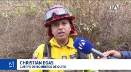 Tras largas jornadas en la primera línea de combate contra los incendios forestales, la comunidad destaca el compromiso y la entrega de los bomberos. Un reportaje de Gustavo Jaramillo