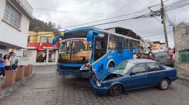 Un bus y dos vehículos se chocaron la tarde de este lunes 21 de septiembre de 2025 en el sur de Quito.