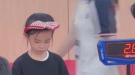 Una niña de seis años rompió el rércod mundial femeino al resolver un Cubo Rubik en 4.27 segundos.