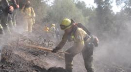 Bomberos de Quito realizan labores de liquidación del incendio en el cerro Casitagua