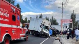 Un choque entre dos camiones y un automóvil en la Panamericana Norte, en Cayambe, dejó una persona fallecida y cuatro heridas.