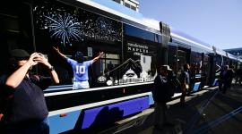 Una pegatina que muestra a la leyenda del fútbol argentino Diego Maradona de espaldas decora un tren fabricado por la empresa turca Bozankaya durante la feria de transporte InnoTrans en Berlín, el 22 de septiembre de 2026. Del 22 al 25 de septiembre de 2026, cerca de 600 empresas de los sectores de infraestructura ferroviaria