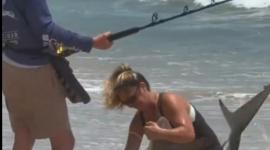 El video de una mujer que retiró el anzuelo de la boca a un tiburón se volvió viral y generó polémica en redes.