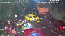 Cámaras de videovigilancia registraron el choque entre una volqueta y un vehículo liviano, en el sur de Quito.
