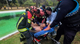 La Secretaría de Seguridad del Municipio de Quito informó que un hombre inconsciente fue rescatado de la laguna del parque La Carolina, en el norte de Quito