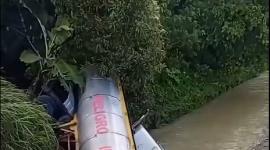 Un tanquero cayó hacie el río, en una zona rural de Esmeraldas este jueves 24 de septiembre.