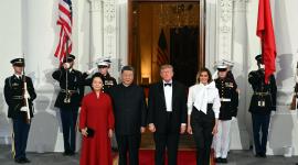 La primera dama de China, Peng Liyuan, el presidente de China, Xi Jinping, el presidente de Estados Unidos, Donald Trump, y la primera dama estadounidense, Melania Trump, posan en los escalones del Pórtico Norte de la Casa Blanca.