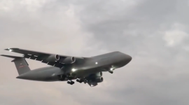 Un Lockheed C-5M de la Fuerza Aérea de Estados Unidos aterriza en Guayaquil