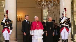 El presidente de Francia, Emmanuel Macron (izquierda), y su esposa, Brigitte Macron (derecha), dan la bienvenida al papa León XIV.
