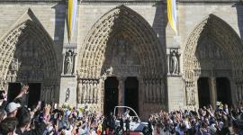 El papa León XIV llega en su papamóvil a la catedral de Notre-Dame en París.