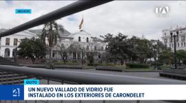 La estructura reemplaza las vallas metálicas que ocuparon la Plaza Grande por meses. La ciudadanía tiene opiniones divididas sobre su impacto estético y simbólico. Un reportaje de Stephany Paz