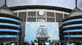 ficionados llegan a las inmediaciones del estadio Etihad antes del partido de vuelta de las semifinales de la Liga de Campeones de la UEFA entre el Manchester City y el Real Madrid en Manchester,