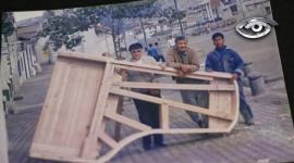 Hace más de tres décadas, una familia logró armar por primera vez un piano acústico completamente en Ecuador. Hoy ya son cuatro generaciones de los Verdugo, quienes mantienen vivo este oficio en la única fábrica del país dedicada a estos instrumentos. Una historia de trabajo, aprendizaje y tradición detrás de cada piano.