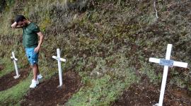 Un jugador del Chapecoense visita el memorial del accidente aéreo del equipo antes del décimo aniversario del siniestro en el cerro Gordo, cerca de La Unión.