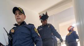 Bomberos rescatan un gato de un edificio 45 días después del terremoto.